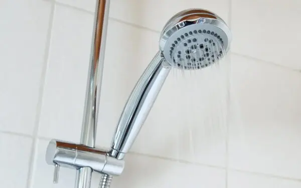 Stromend water uit douchekop